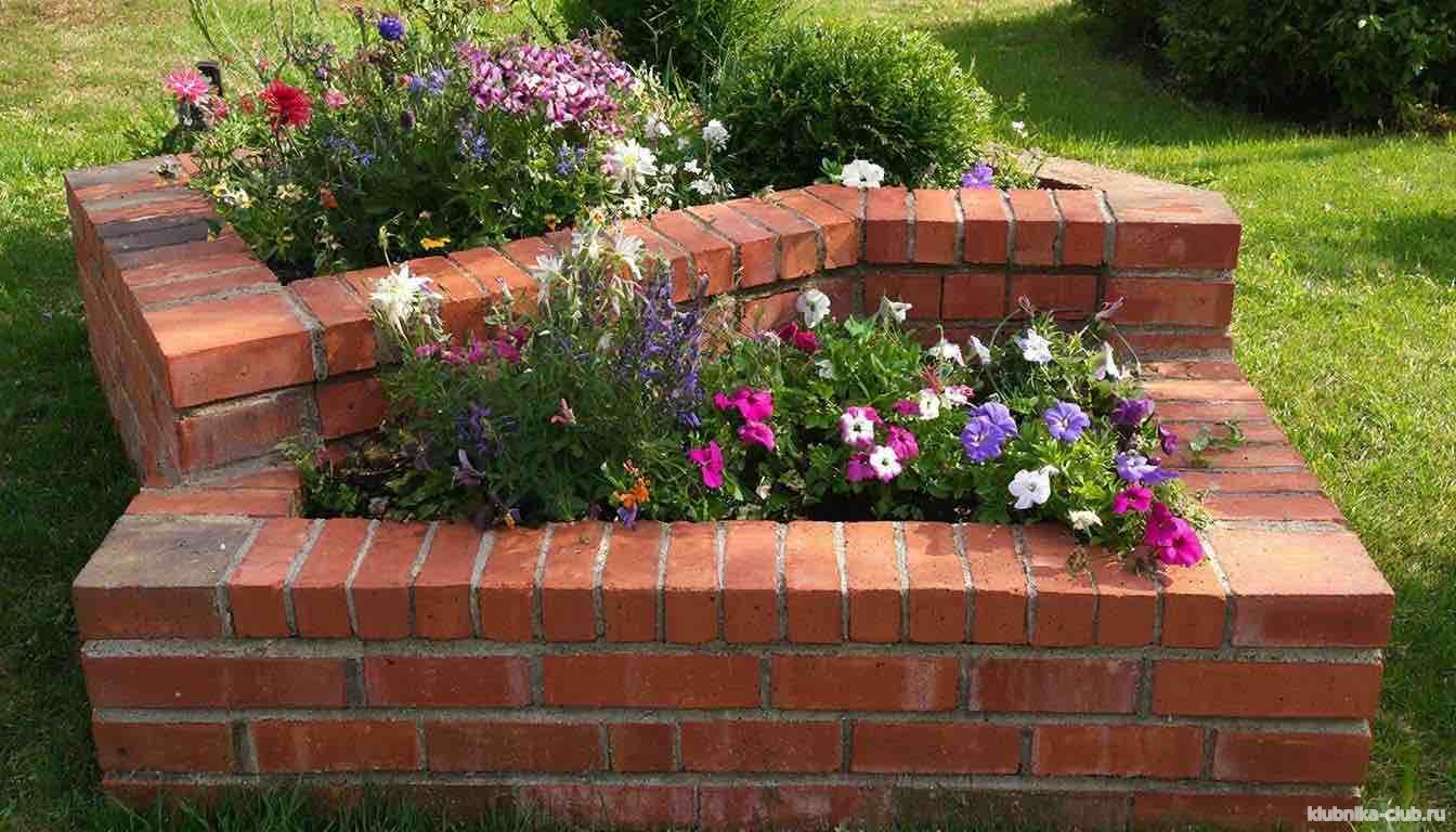 выбор места для клумбы из кирпича