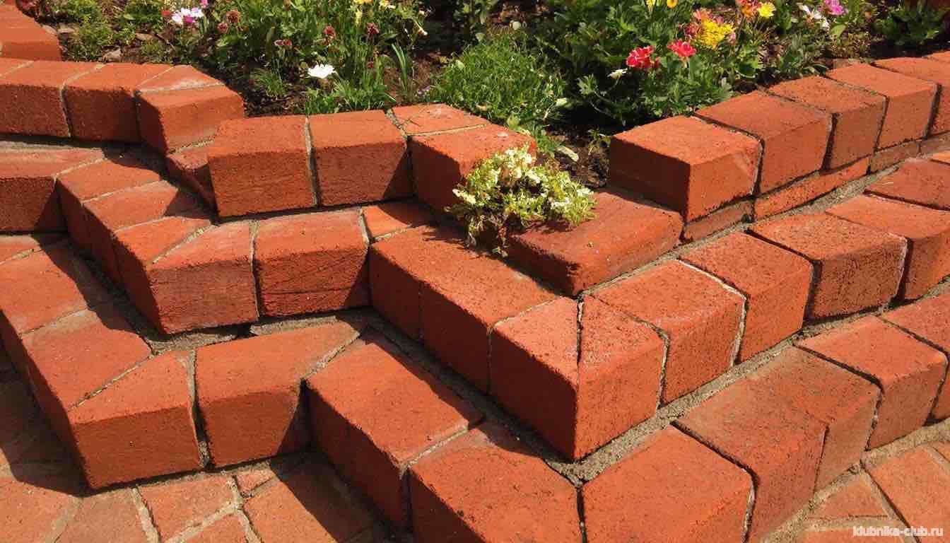 клумба из кирпича