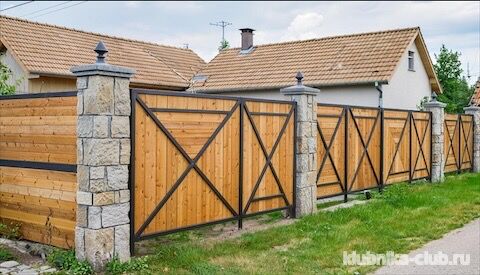 деревянный забор с железными вставками