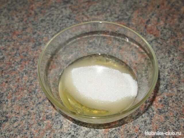 Безе с сублимированной клубникой белок в миске