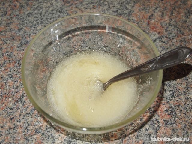 Безе с сублимированной клубникой размешиваем