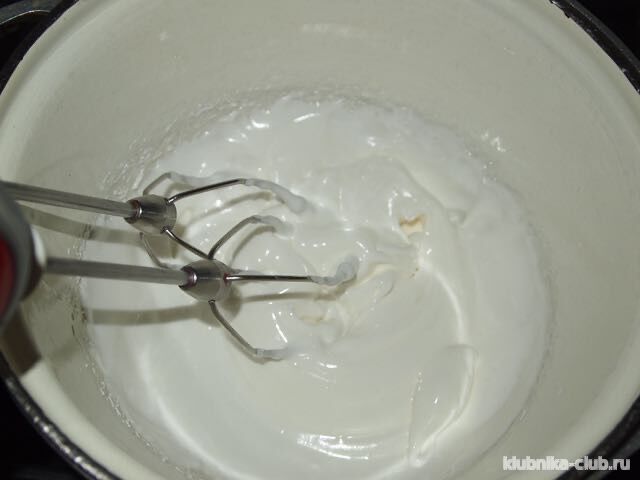 Безе с сублимированной клубникой взбиваем миксером