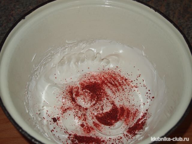 добавляем сублимированную клубнику в безе