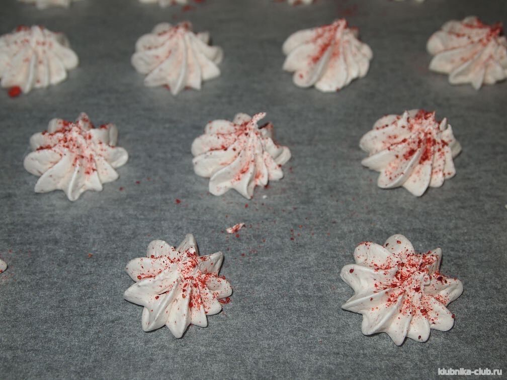 безе с клубникой готовится