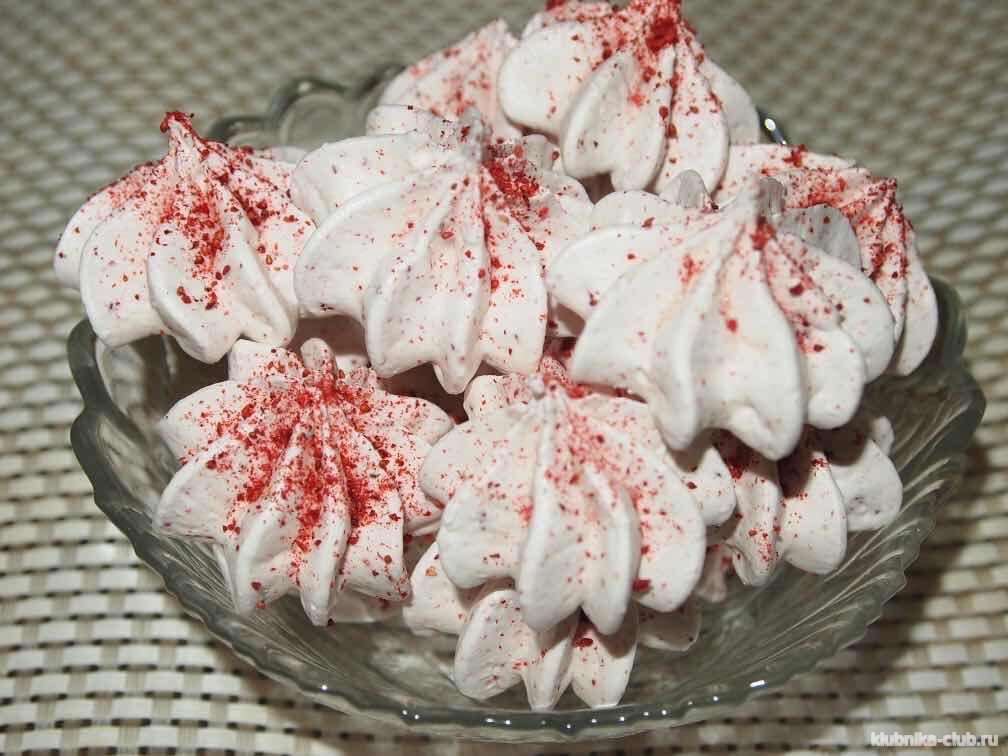 безе с сублимированной клубникой готово