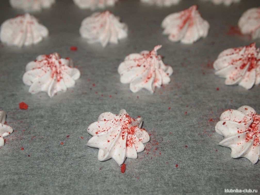 безе с сублимированной клубникой стоит в духовке