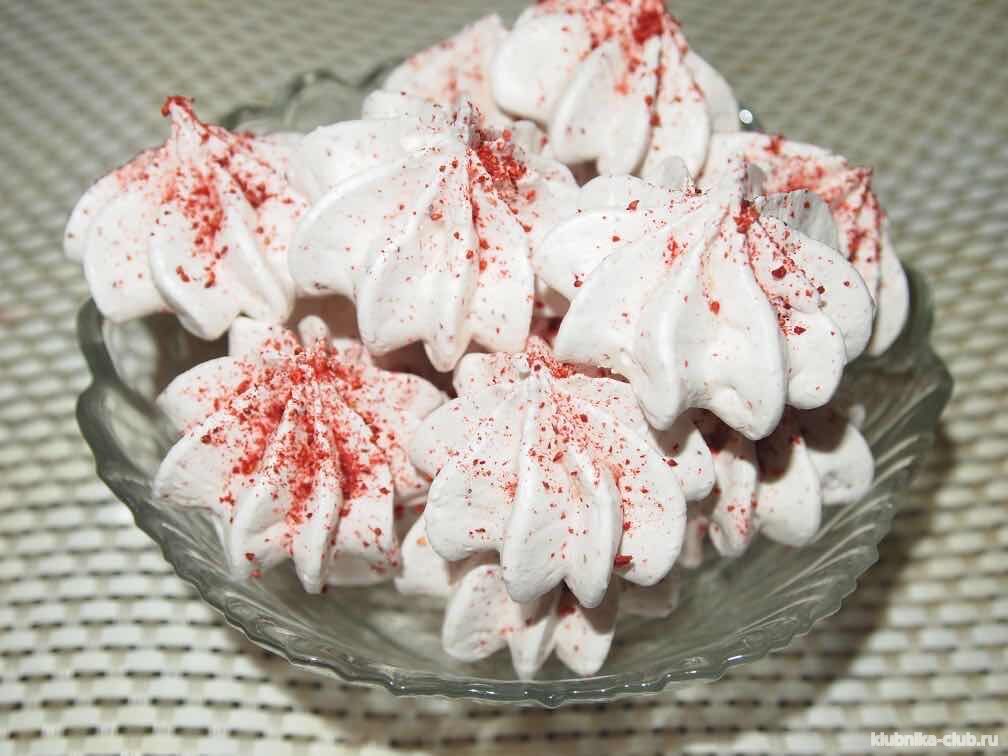 готовое безе с сублимированной клубникой