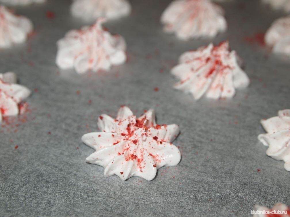 посыпаем сублимированной клубникой