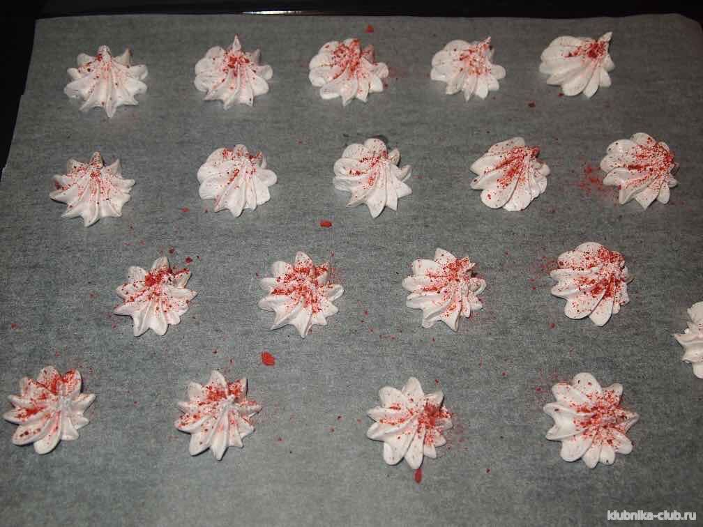 ставим в духовку безе с клубникой