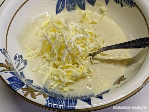 взобьёи яйца для клубничного пирога