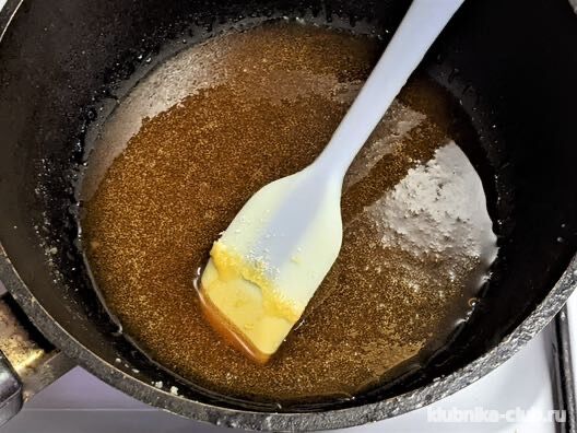 сахар пропустим в сотейнике