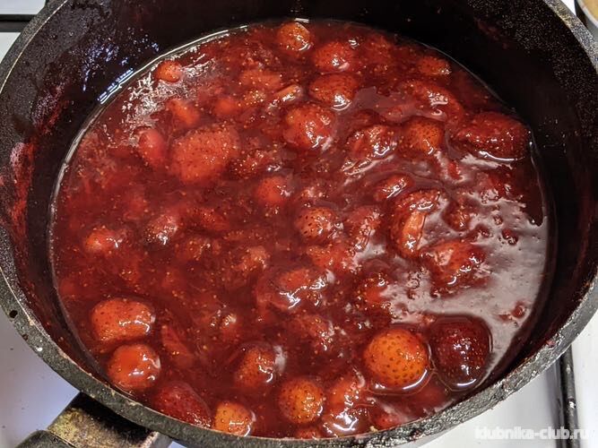 снимаем сотейник с огня