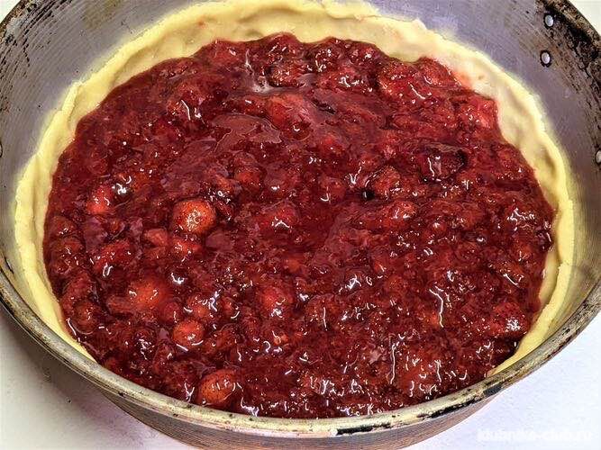 вкладываем в форму клубничную начинку